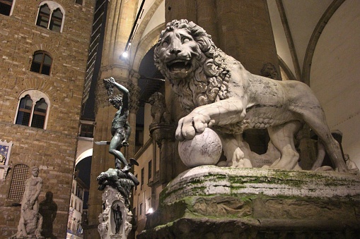 Italie - Toscane - Florence - Loggia dei Lanzi. Sculpture d’un lion et Persée