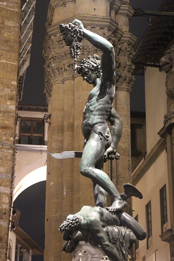 Italie - Toscane - Florence - Loggia dei Lanzi. Sculpture de Persée. Perseus with the Head of Medusa is a bronze sculpture made by Benvenuto Cellini in the period 1545–1554. The sculpture stands on a square base which has bronze relief panels depicting the story of Perseus and Andromeda, similar to a predella on an altarpiece.[1] It is located in the Loggia dei Lanzi in the Piazza della Signoria in Florence, Italy.