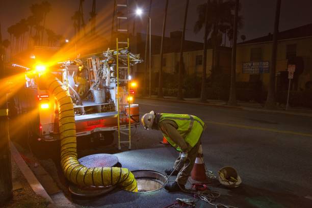 Electrical power blackout repaired by utility company Los Angeles, United States – July 26, 2022: Los Angeles Department of Water and Power worker repairs an electrical blackout on Hollywood Boulevard public utility stock pictures, royalty-free photos & images