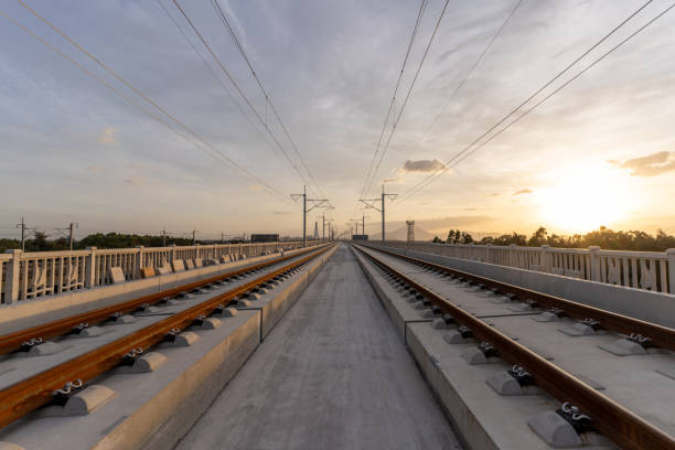 el ferrocarril recto inacabado desaparece en la distancia - railway bridge fotografías e imágenes de stock