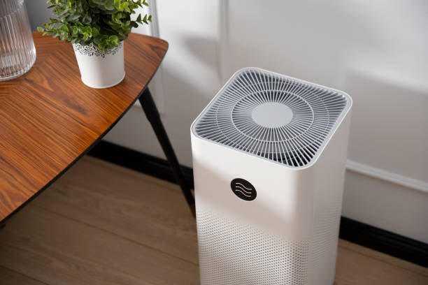 purificatore d'aria nel soggiorno, protezione dalla polvere - air cleaner foto e immagini stock