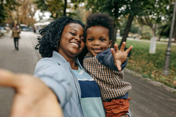 família feliz - family child mother autumn - fotografias e filmes do acervo