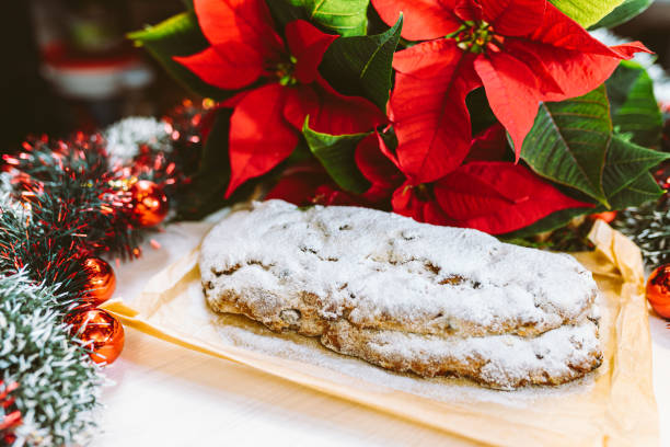 반짝이와 꽃이있는 크리스마스 스톨렌 크리스마스 스타 또는 포인세티아 - christmas stollen christmas pastry baked 뉴스 사진 이미지