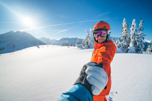 invitation à une journée de ski ensoleillée - skiing sports helmet powder snow ski goggles photos et images de collection