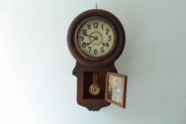 時計仕掛けの壁掛け時計による先祖返り技術 - pendulum photography color image nobody ストックフォトと画像
