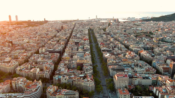 바르셀로나 도시 스카이 라인, passeig de gracia 및 일출시 eixample 주거 지구의 조감도. 카탈로니아, 스페인 - la pedrera 이미지 뉴스 사진 이미지