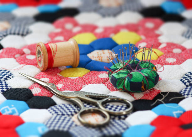 acolchado de suministros en una colorida colcha con patrón de mosaico hexagonal - acerico fotografías e imágenes de stock