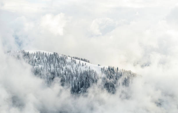 misteriosa cresta di montagna innevata - snow capped mountain peaks foto e immagini stock