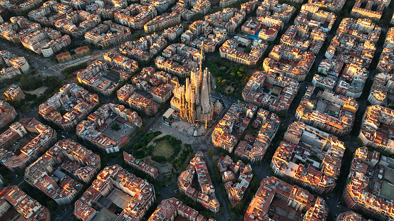 日の出時にサグラダファミリア大聖堂があるバルセロナ市内のスカイラインカタルーニャスペイン典型的な都市八角形のブロックを持つ街並み Sant