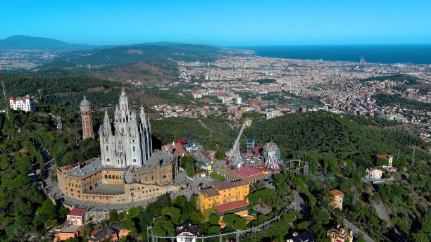vista aérea do horizonte da cidade de barcelona com o templo sagrat cor durante um dia ensolarado, catalunha, espanha - mount tibidabo - fotografias e filmes do acervo