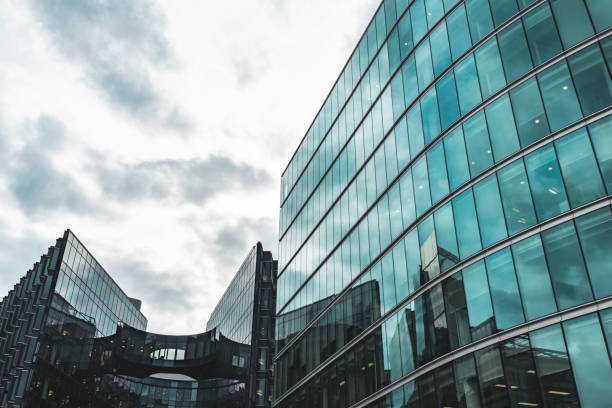 istock Pool of London on a typical overcast day 1437315736