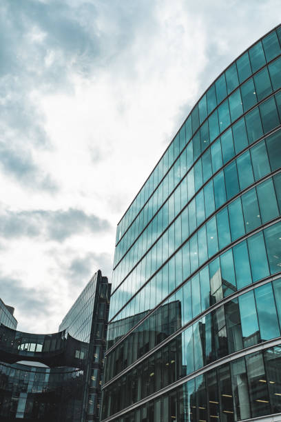 istock Pool of London on a typical overcast day 1437315742