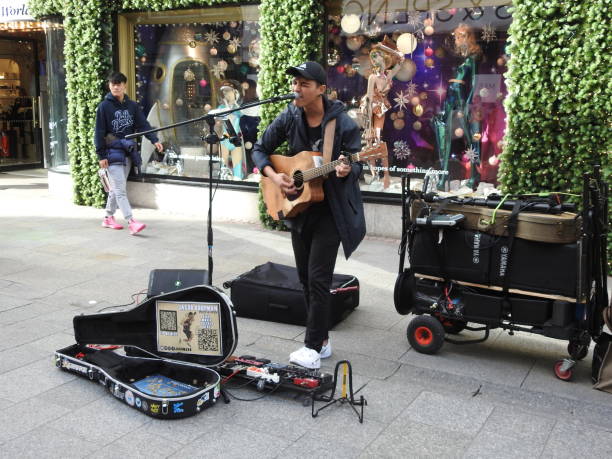 grafton st straßenmusiker - straßenmaler stock-fotos und bilder