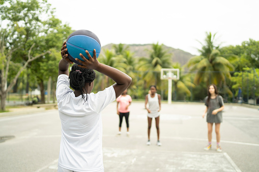 Usar un parque público local para la práctica de baloncesto photo