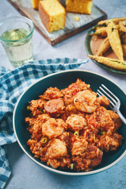 cajun stil hühnchen, garnelen und wurst jambalaya in einem gusseisernen topf - chicken gumbo stock-fotos und bilder