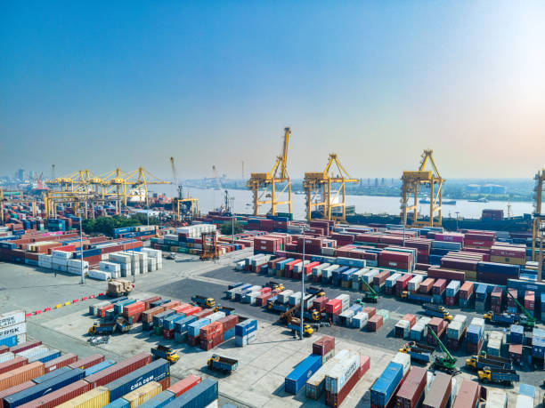 cargo containes at sea port. global business - vrachtcontainer stockfoto's en -beelden