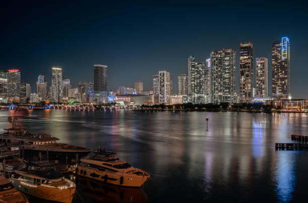 paysage urbain nocturne de miami - biscayne bay - yachts - ocean drive south beach night miami beach photos et images de collection