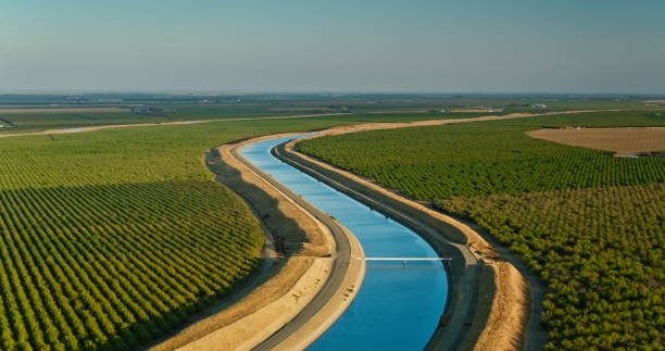 スタニスラウス郡の水道橋と農地の空撮 - san joaquin valley ストックフォトと画像