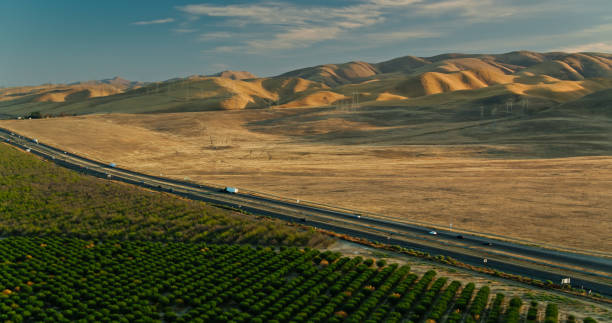 ripresa aerea dell'interstate 5 e di terreni agricoli nella contea di stanislaus - stanislaus county foto e immagini stock