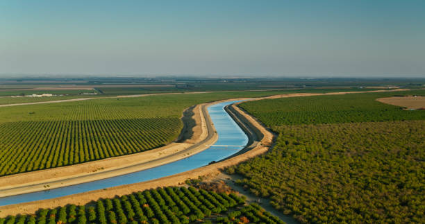 vista aerea di terreni agricoli e acquedotto nella contea di stanislaus - stanislaus county foto e immagini stock