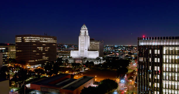 воздушный снимок мэрии лос-анджелеса и правительственных зданий в центре лос-анджелеса ночью - los angeles city hall стоковые фото и изображения