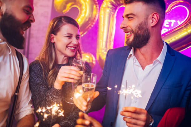 des amis multiraciaux célèbrent le réveillon du nouvel an avec du champagne et des mousseux - 20 25 years photos et images de collection