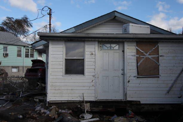 Dirty, messy, abandoned business building. Business failure.