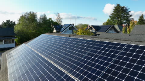 Vista aérea de los paneles solares de la casa
