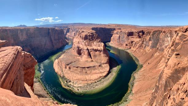 hufeisen biegung klarer himmel - majestic mountain river horseshoe bend stock-fotos und bilder