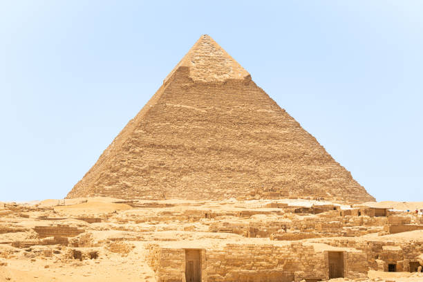 vista frontale della piramide di kephren in egitto - kephren foto e immagini stock