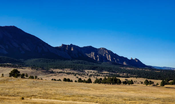 sfondo scenico montano flatirons. boulder, colorado. - flatirons colorado boulder mountain range foto e immagini stock