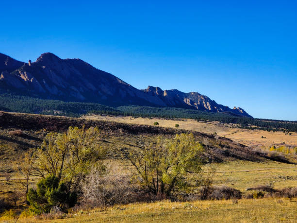 sfondo scenico montano flatirons. boulder, colorado. - flatirons colorado boulder mountain range foto e immagini stock