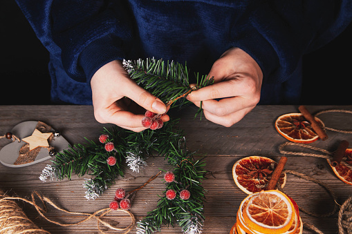 Dekorasi Tahun Baru Vintage Gadis Itu Membuat Dekorasi Natal Vintage Di Rumah Merayakan Natal Dan Tahun Baru Foto Stok - Unduh Gambar Sekarang - iStock