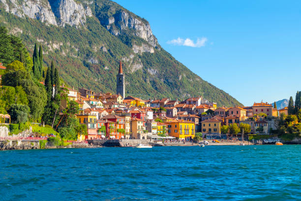 コモ湖のほとりにあるイタリアのヴァレンナのカラフルな湖畔の村。 - comune di lecco ストックフォトと画像