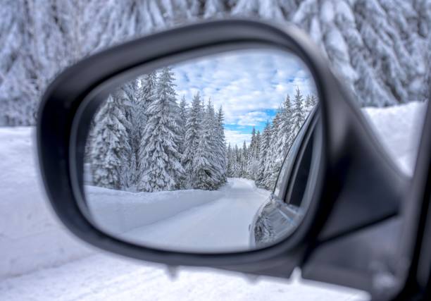 hermoso paisaje invernal con abetos nevados en el espejo lateral de un automóvil - rear view mirror car mirror sun fotografías e imágenes de stock