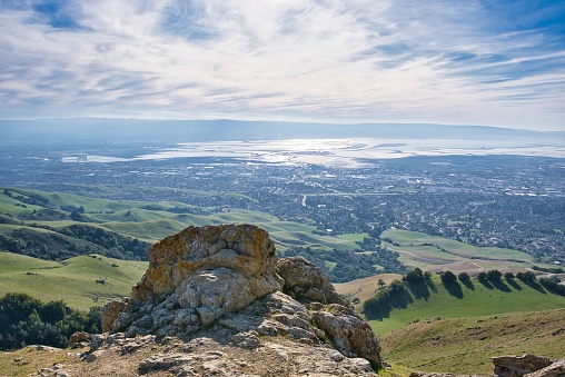Toma panorámica de la hermosa vista en Mission Peak Regional Preserve, ubicada en Fremont, EE. UU. photo