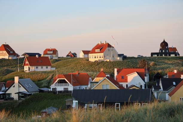 scène pittoresque de maisons blanches sur la colline de lonstrup, danemark - denmark architecture nature rural scene photos et images de collection