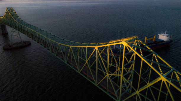 widok z lotu ptaka na most na rzece kolumbia w astorii w stanie oregon podczas zachodu słońca - astoria oregon zdjęcia i obrazy z banku zdjęć