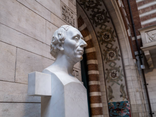 Hans Christian Andersen, Copenhagen, Denmark Marble bust of the world fanous Danish writer and poet, Hans Christian Andersen, in Copenhagen Town Hall. The bust was made by V. T. C. Svejstrup (1883-1946) statue of hans christian andersen stock pictures, royalty-free photos & images