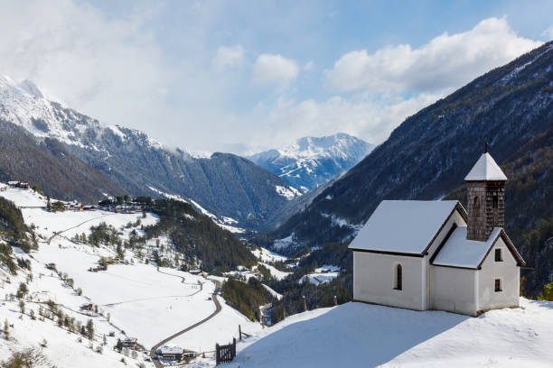 冬のアルプ渓谷の教会 - groder hof chapel ストックフォトと画像