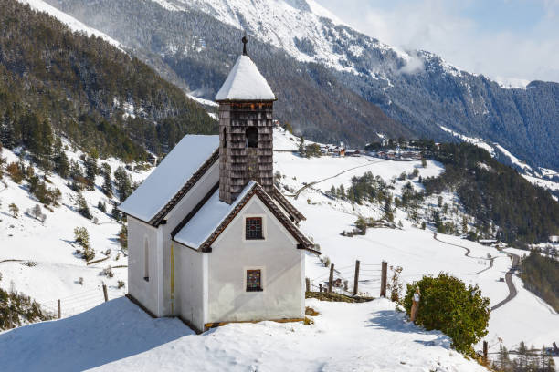 美しい冬の風景の中のアルプス渓谷の教会 - groder hof chapel ストックフォトと画像