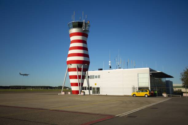 aeropuerto de lelystad - air traffic control tower airport runway air travel fotografías e imágenes de stock