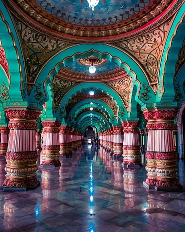 Toma vertical de los coloridos interiores del Palacio de Mysore photo