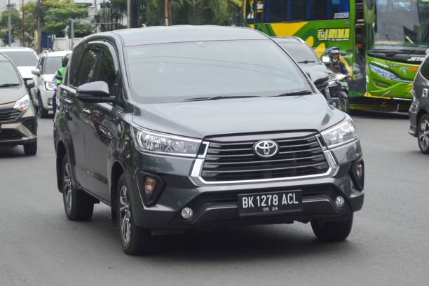 2020 Toyota Kijang Innova (Type 2.4 G) Medan City, Indonesia – July 19, 2022: 2021 Toyota Kijang Innova (Type 2.4 G) in Medan, North Sumatra, Indonesia kijang stock pictures, royalty-free photos & images