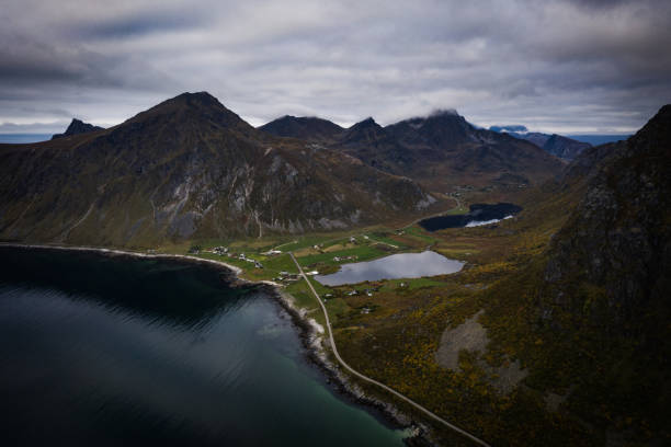 норвегия лофотенские острова горный пейзаж вид с воздуха - lake alaska mountain mountain range стоковые фото и изображения