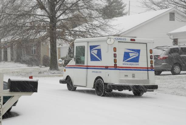 US Postal Service vehicle delivering mail St. Peters, United States – December 23, 2008: A US Postal Service vehicle out delivering the mail during a snowstorm in Missouri Usps stock pictures, royalty-free photos & images