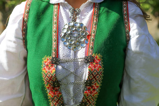 gros plan du costume folklorique norvégien, le bunad. - norwegian culture photos et images de collection