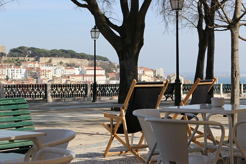 Liegestuehle an einem romantischen Platz im Fruehling mit Blick ueber Lissabon. Few over Lisboa on a romantic Place