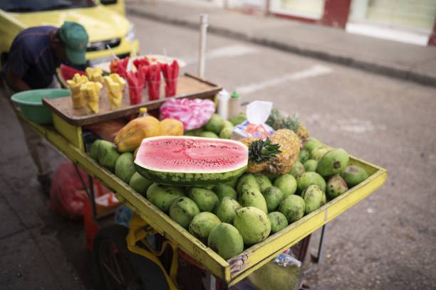 vendeur de fruits - food caribbean street cartagena photos et images de collection
