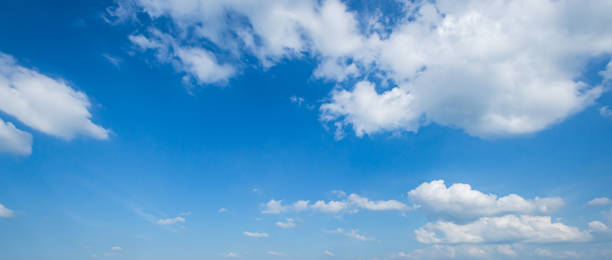 panorama błękitne niebo z chmurami i słońcem na tle.piękne mistyczne chmury, niezwykłe tworzenie się chmur, altomuculus lenticularis. - chmury zdjęcia i obrazy z banku zdjęć